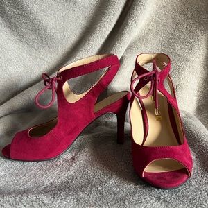 Unisa Marris Heeled Sandal Size 6M in Rich Red